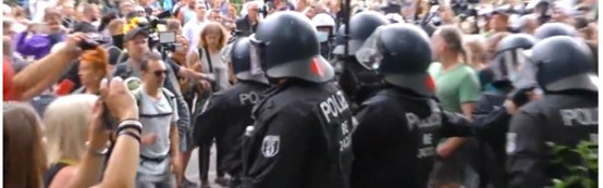  利物浦球迷抗议票价上涨，与警方爆发冲突  