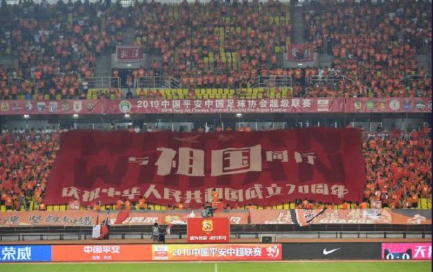  柏林联合球迷众筹横幅，致敬功勋老队长  